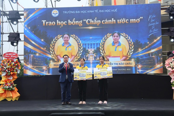 Trường ĐH Kinh tế (Đại học Huế) miễn học phí và tặng 40 triệu cho nữ SV chăm mẹ suy thận - Ảnh 1.