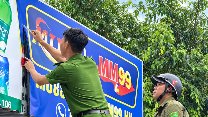 Bảng hiệu cửa hàng 'đính kèm' link cờ bạc trực tuyến, công an vào cuộc tháo dỡ - Ảnh 1.