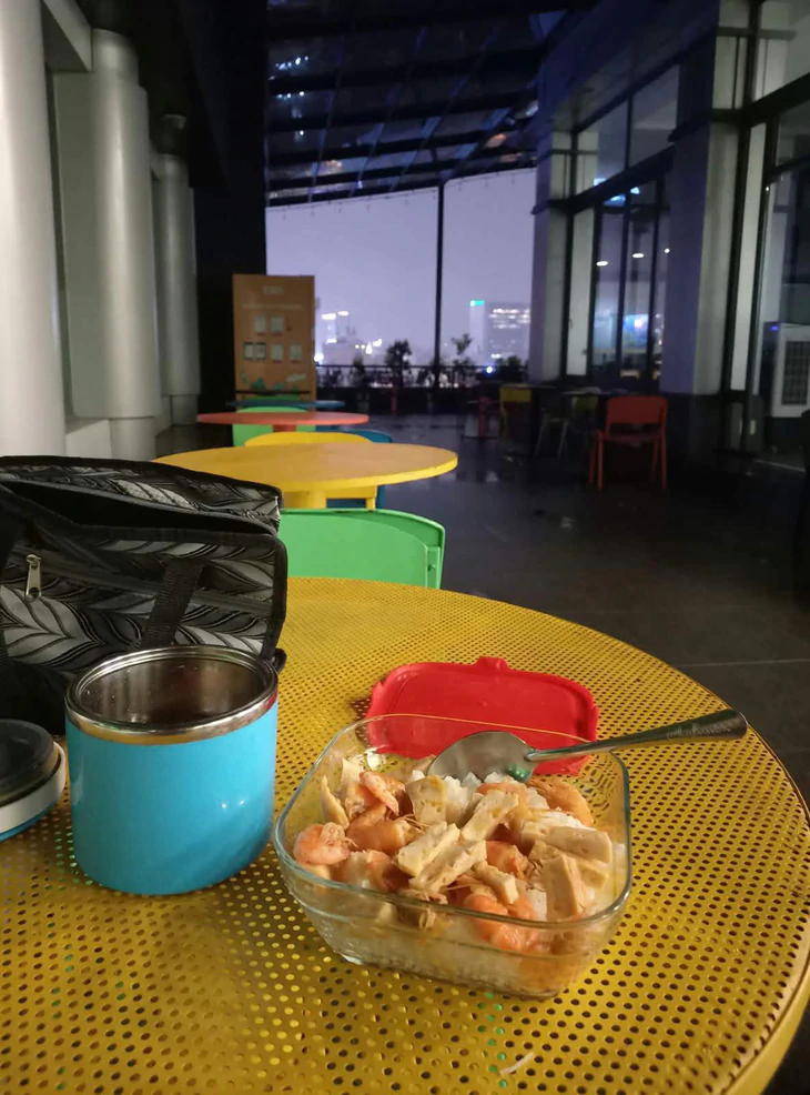 Tôi đi làm mang cơm vợ nấu - Ảnh 1.