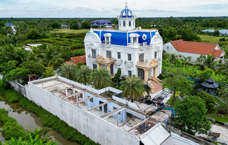 Chủ biệt thự “đẹp nhất Cà Mau” tháo dỡ công trình vi phạm - Ảnh 2.