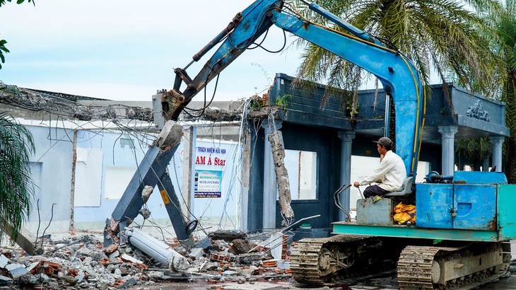 Chủ biệt thự “đẹp nhất Cà Mau” tháo dỡ công trình vi phạm - Ảnh 1.