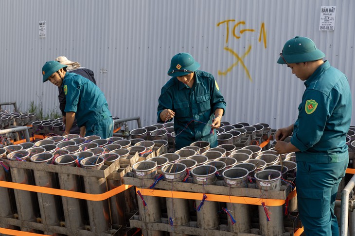Cận cảnh dàn pháo hoa nước lần đầu lắp giữa lòng hồ Tây, chờ khai hỏa dịp 10-10 - Ảnh 6.