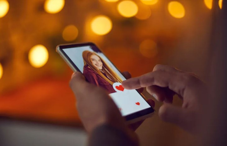 Dần rời app hẹn hò, người độc thân tìm bạn ở đâu? - Ảnh 1.