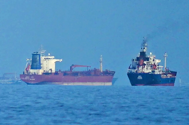 Iran cảnh báo truy đuổi tàu thuyền trên toàn khu vực, không chỉ ở Hormuz - Ảnh 2.