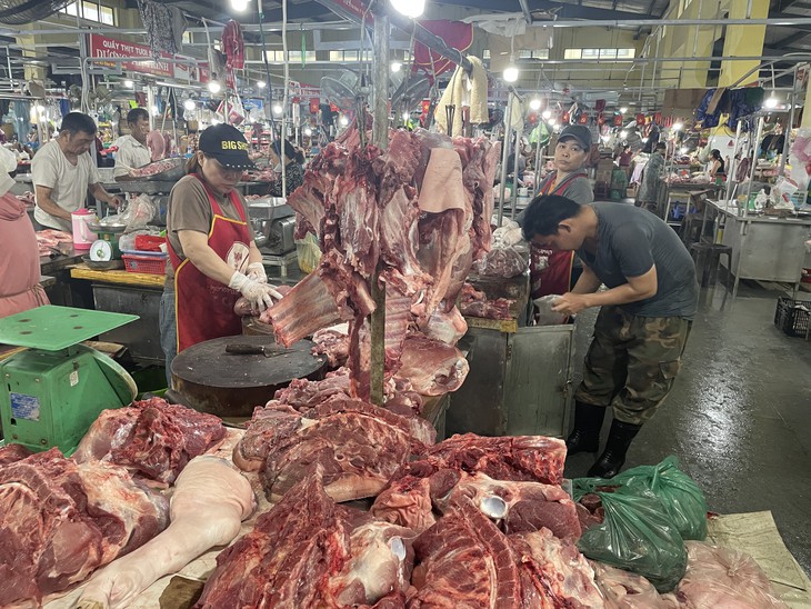 Giá cả đầu ngày: Giá củ kiệu miền Tây 50.000 đồng/kg, heo hơi chạm đáy nhiều tháng, bà nội trợ vẫn ngán nói thách ở chợ  - Ảnh 2.