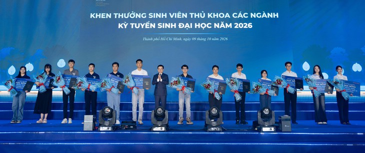 Tân sinh viên thủ khoa tại khu vực Bắc TP.HCM được đi Singapore trải nghiệm - Ảnh 2.