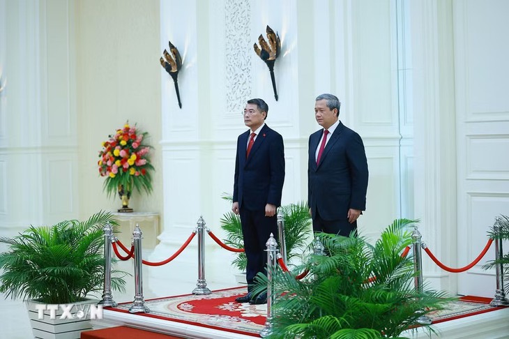 Thủ tướng Hun Manet chủ trì lễ đón Thủ tướng Lê Minh Hưng - Ảnh 2.