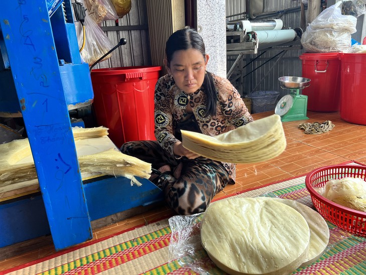 Giá cả đầu ngày: Giá củ kiệu miền Tây 50.000 đồng/kg, heo hơi chạm đáy nhiều tháng, bà nội trợ vẫn ngán nói thách ở chợ  - Ảnh 3.