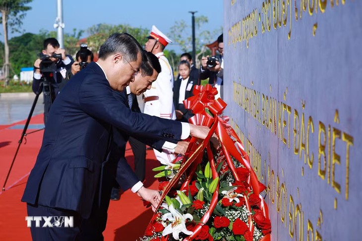 Hai Thủ tướng Việt Nam, Lào dâng hoa tưởng niệm các vị lãnh tụ hai nước - Ảnh 2.