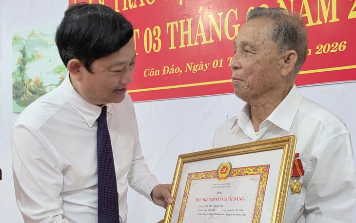 Phó bí thư Thành ủy TP.HCM Văn Thị Bạch Tuyết trao Huy hiệu 65 năm tuổi Đảng tại phường Minh Phụng - Ảnh 6.