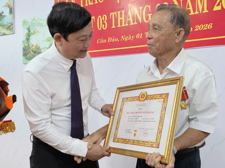 Phó bí thư Thành ủy TP.HCM Võ Văn Minh trao Huy hiệu 60 năm tuổi Đảng tại Côn Đảo - Ảnh 1. TP.HCM - Ảnh 1.