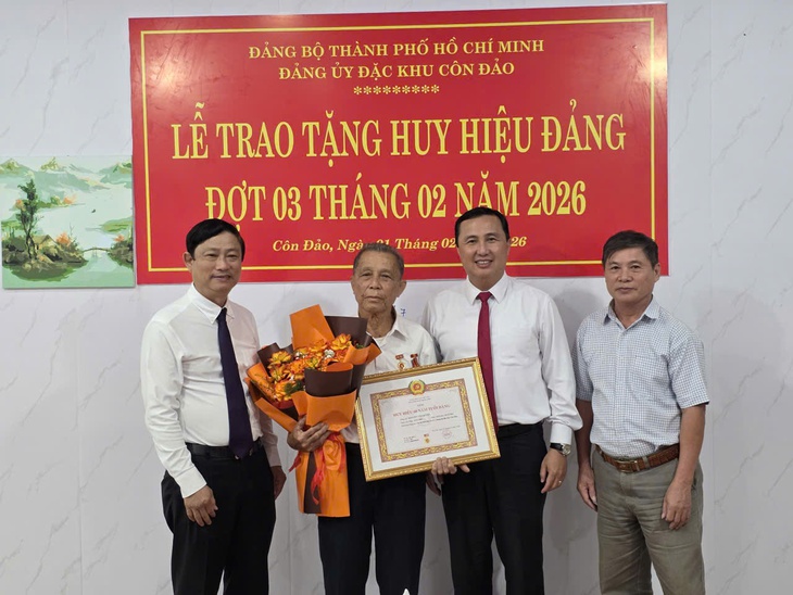 Phó bí thư Thành ủy TP.HCM Võ Văn Minh trao Huy hiệu 60 năm tuổi Đảng tại Côn Đảo - Ảnh 3. Phó bí thư Thành ủy TP.HCM Võ Văn Minh trao Huy hiệu 60 năm tuổi Đảng tại Côn Đảo - Ảnh 3.
