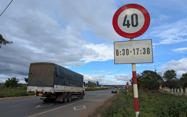 Vụ biển hạn chế tốc độ cắm dày đặc trên Quốc lộ 19: Bạn đọc mong các tỉnh rà soát, gỡ bỏ  - Ảnh 1.