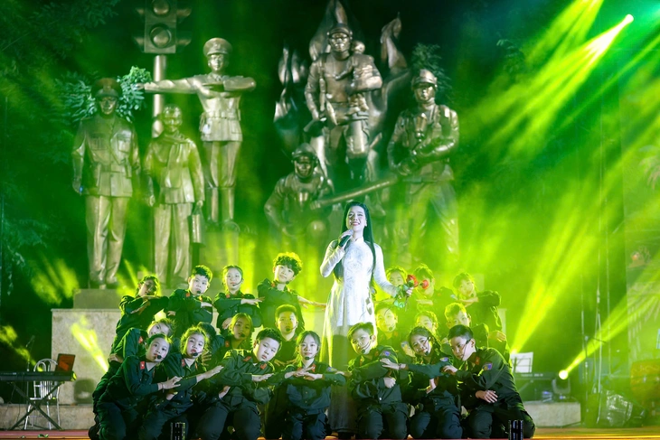 Ấn tượng chương trình nghệ thuật 'Mừng xuân dâng Đảng - Son sắt niềm tin' - Ảnh 3.