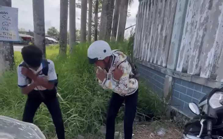 Đi xe máy điện kẹp ba không đội mũ bảo hiểm, nhóm học sinh bị phạt thụt dầu, buộc dắt bộ về - Ảnh 2.