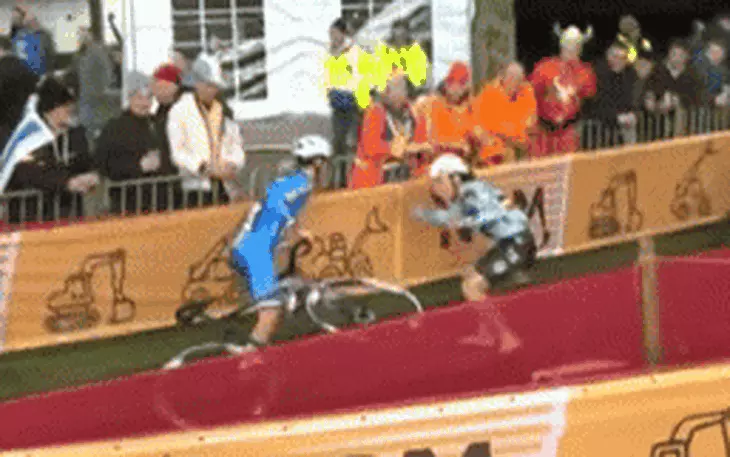 Cầu thủ phạm lỗi ở hiệp 1 đến hiệp 2 mới bị đuổi ở Siêu cúp Brazil - Ảnh 3.