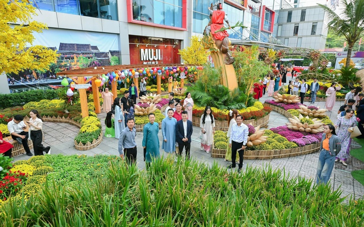 Linh vật Phú Yên lên đèn du khách nối đuôi nhau đến check in - Ảnh 12.