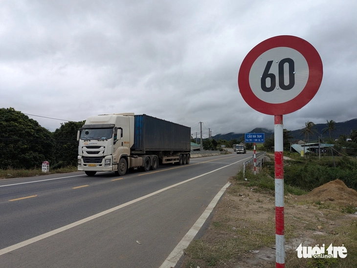 Gỡ biển hạn chế tốc độ cắm dày đặc trên quốc lộ 19: Có 'đá bóng' trách nhiệm? - Ảnh 3.