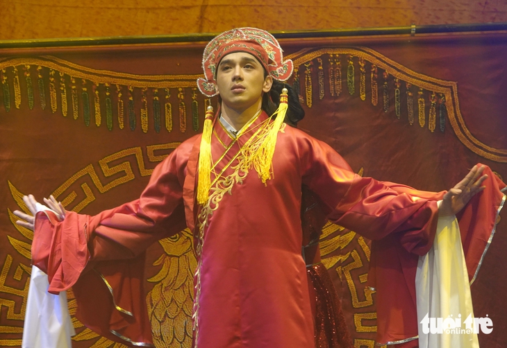 Thuận Nguyễn nhận tin bà mất vẫn phải gạt nước mắt bước lên sân khấu - Ảnh 1. Thuận Nguyễn - Ảnh 1.