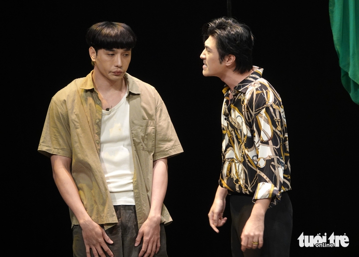 Thuận Nguyễn nhận tin bà mất vẫn phải gạt nước mắt bước lên sân khấu - Ảnh 2. Thuận Nguyễn - Ảnh 2.