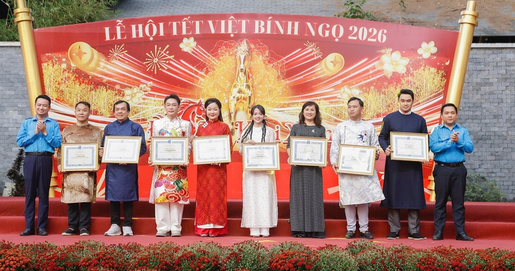 Hơn 100 người nổi tiếng được vinh danh Nghệ sĩ vì cộng đồng 2025 - Ảnh 1. Hơn 100 người nổi tiếng được vinh danh Nghệ sĩ vì cộng đồng 2025 - Ảnh 1.