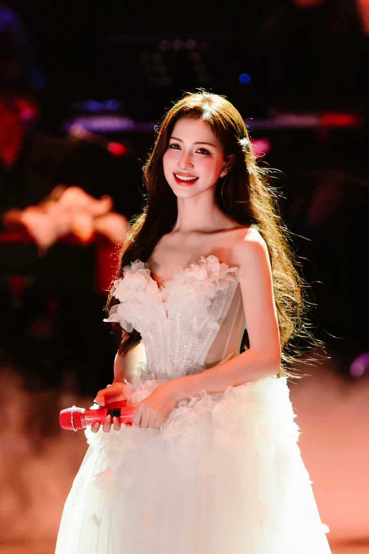 Hòa Minzy - Ảnh 7.