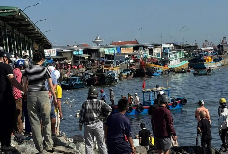 Ghe cá chìm ở La Gi, một ngư dân tử vong - Ảnh 1.