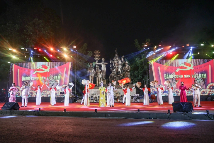 Ấn tượng chương trình nghệ thuật 'Mừng xuân dâng Đảng - Son sắt niềm tin' - Ảnh 2.