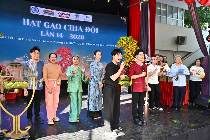Nghệ sĩ góp Tết ấm cho trẻ em bị ảnh hưởng bởi HIV/AIDS - Ảnh 3. Nghệ sĩ góp Tết ấm cho trẻ em bị ảnh hưởng bởi HIV/AIDS - Ảnh 3.