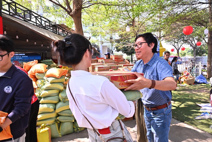 Nghệ sĩ góp Tết ấm cho trẻ em bị ảnh hưởng bởi HIV/AIDS - Ảnh 2. HIV/AIDS - Ảnh 2.