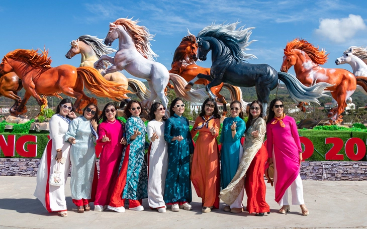 Linh vật ngựa vàng 'tung vó' giữa trời xuân xứ Lạng - Ảnh 6.