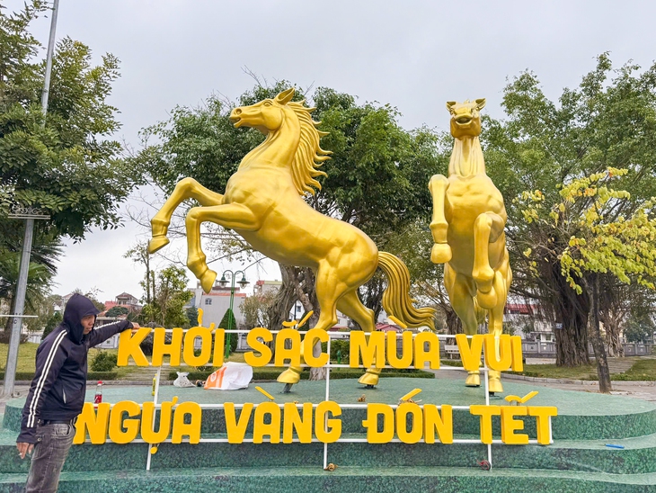 Linh vật ngựa vàng 'tung vó' giữa trời xuân xứ Lạng - Ảnh 3. linh vật ngựa - Ảnh 3.