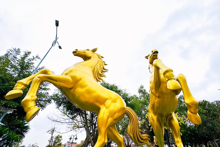 Linh vật ngựa vàng 'tung vó' giữa trời xuân xứ Lạng - Ảnh 2. linh vật ngựa - Ảnh 2.