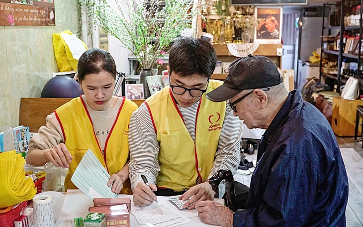 Quán cà phê gỡ vòi nước, không có giấy vệ sinh để hạn chế khách ngồi lâu - Ảnh 3.