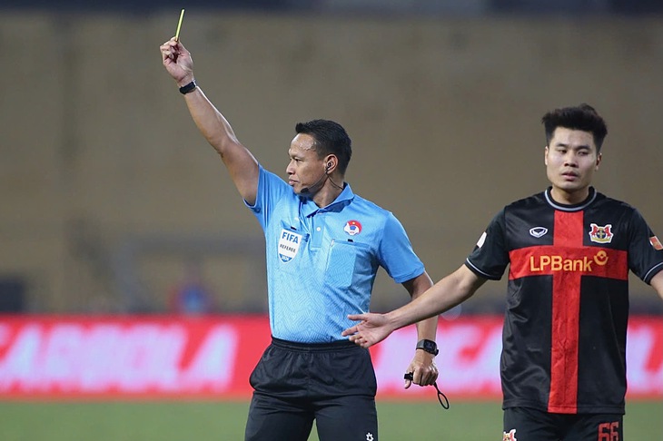 HLV Ninh Bình đập bàn, chỉ trích trọng tài sau trận thua Công An Hà Nội - Ảnh 3.