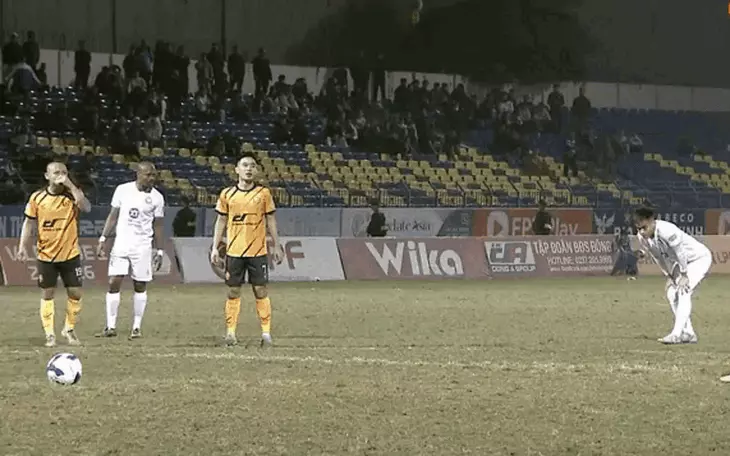 V-League 2025-2026: Tiệc bóng đá trên sân Hàng Đẫy - Ảnh 2.