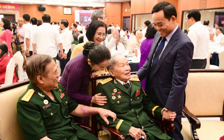 Lãnh đạo TP.HCM họp mặt, chúc Tết bí thư chi bộ khu phố, ấp tiêu biểu - Ảnh 2.