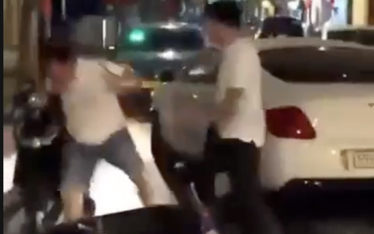 Công an làm việc tài xế xe Bentley và bạn sau vụ xô xát giữa trung tâm TP.HCM - Ảnh 4.