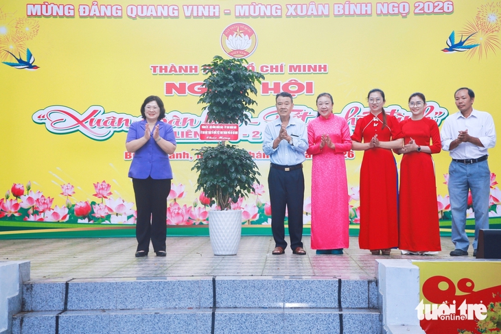 Phó bí thư Văn Thị Bạch Tuyết dự ngày hội 'Xuân đoàn kết - Tết nghĩa tình' tại xã Bình Chánh - Ảnh 2.