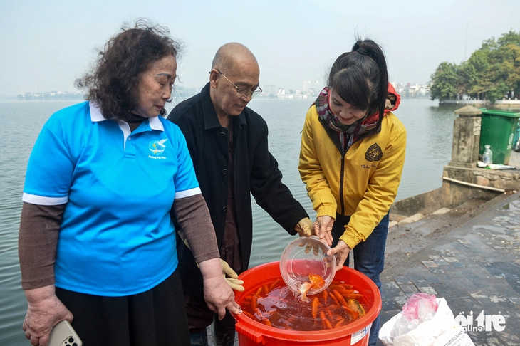 Thả cá chép không thả túi ni lông - Ảnh 5.