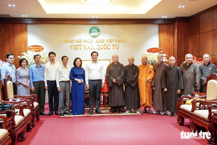 Phó bí thư thường trực Thành ủy Lê Quốc Phong thăm, chúc Tết Giáo hội Phật giáo Việt Nam TP.HCM - Ảnh 3.