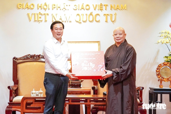 Phó bí thư thường trực Thành ủy Lê Quốc Phong thăm, chúc Tết Giáo hội Phật giáo Việt Nam TP.HCM - Ảnh 2.