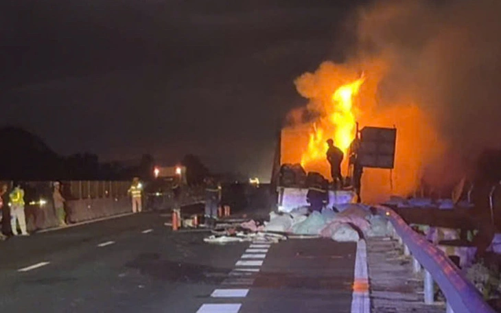Xe khách qua Đắk Lắk cháy trơ khung, hành khách kịp tháo chạy - Ảnh 2.