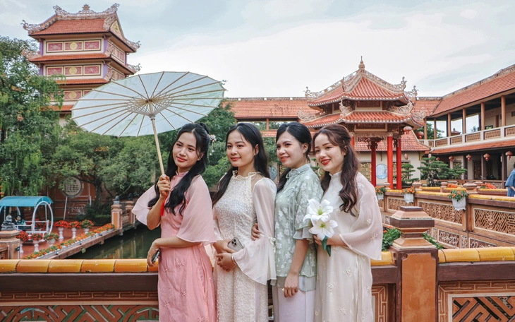 Thích thú với vườn hoa sao nhái, nhiều người nhắc nhau giữ gìn cảnh quan - Ảnh 2.