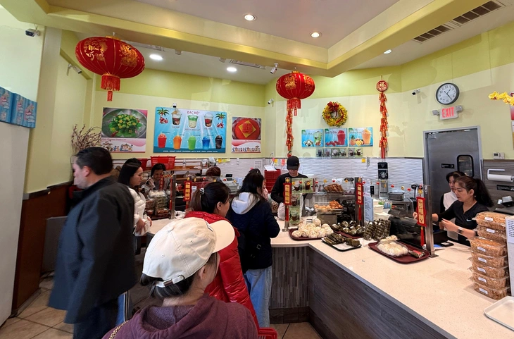 Đón Tết xa quê ở đất Mỹ, nhớ hội chợ xuân có lô tô náo nhiệt, nhớ chậu kiểng bày bán trên đường - Ảnh 2.