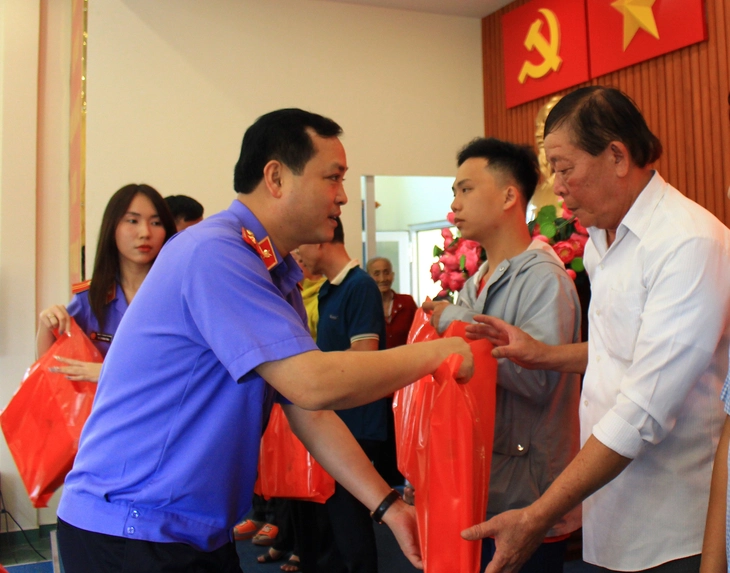 Viện trưởng VKSND TP.HCM Lê Văn Đông thăm, chúc Tết Mẹ Việt Nam anh hùng và 96 gia đình chính sách - Ảnh 2.