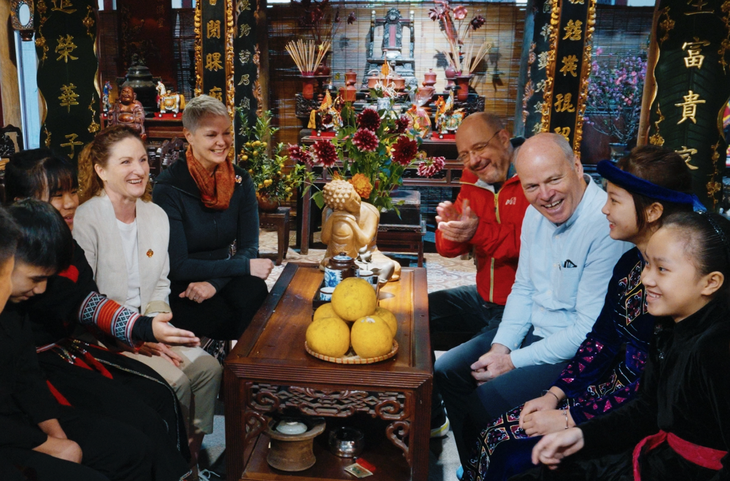 4 đại sứ tại Việt Nam cùng chúc Tết, gửi thông điệp về quyền trẻ em qua trái bóng tròn - Ảnh 2.