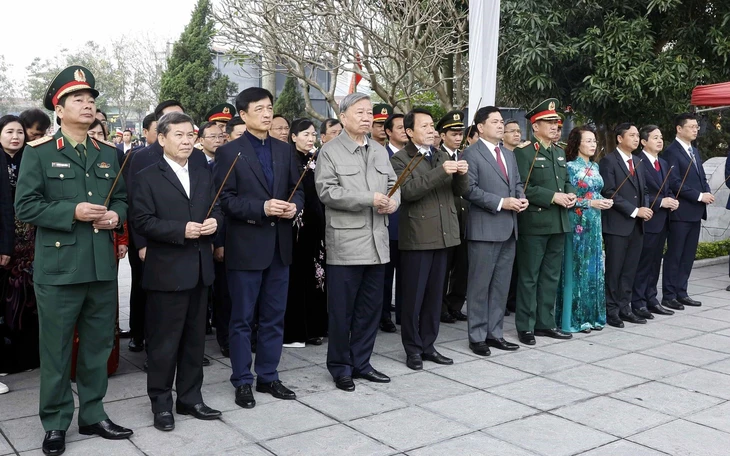 Thường trực Ban Bí thư dâng hương tưởng nhớ Chủ tịch Hồ Chí Minh, cố Tổng Bí thư Nguyễn Phú Trọng - Ảnh 4.