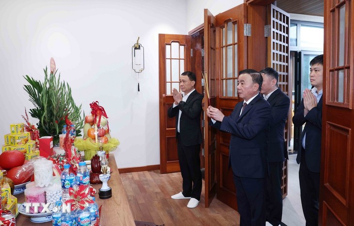 Thường trực Ban Bí thư dâng hương tưởng nhớ Chủ tịch Hồ Chí Minh, cố Tổng Bí thư Nguyễn Phú Trọng - Ảnh 2.