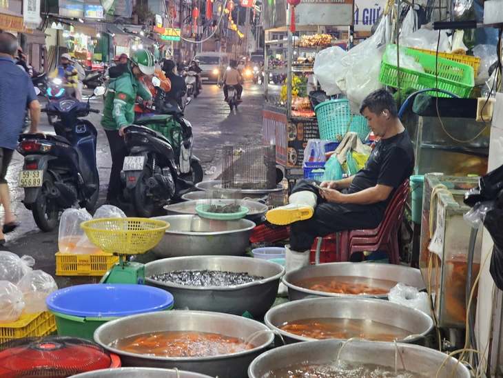 Chợ đồ cúng ông Công ông Táo trầm lắng, tiểu thương ngóng khách tới giờ chót - Ảnh 6.